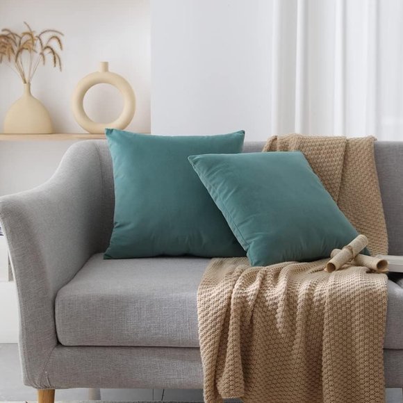 Set of 2 Aqua Blue Soft Velvet Pillow Covers 18 Inch Turquose Pillows Square Zip - Picture 4 of 10